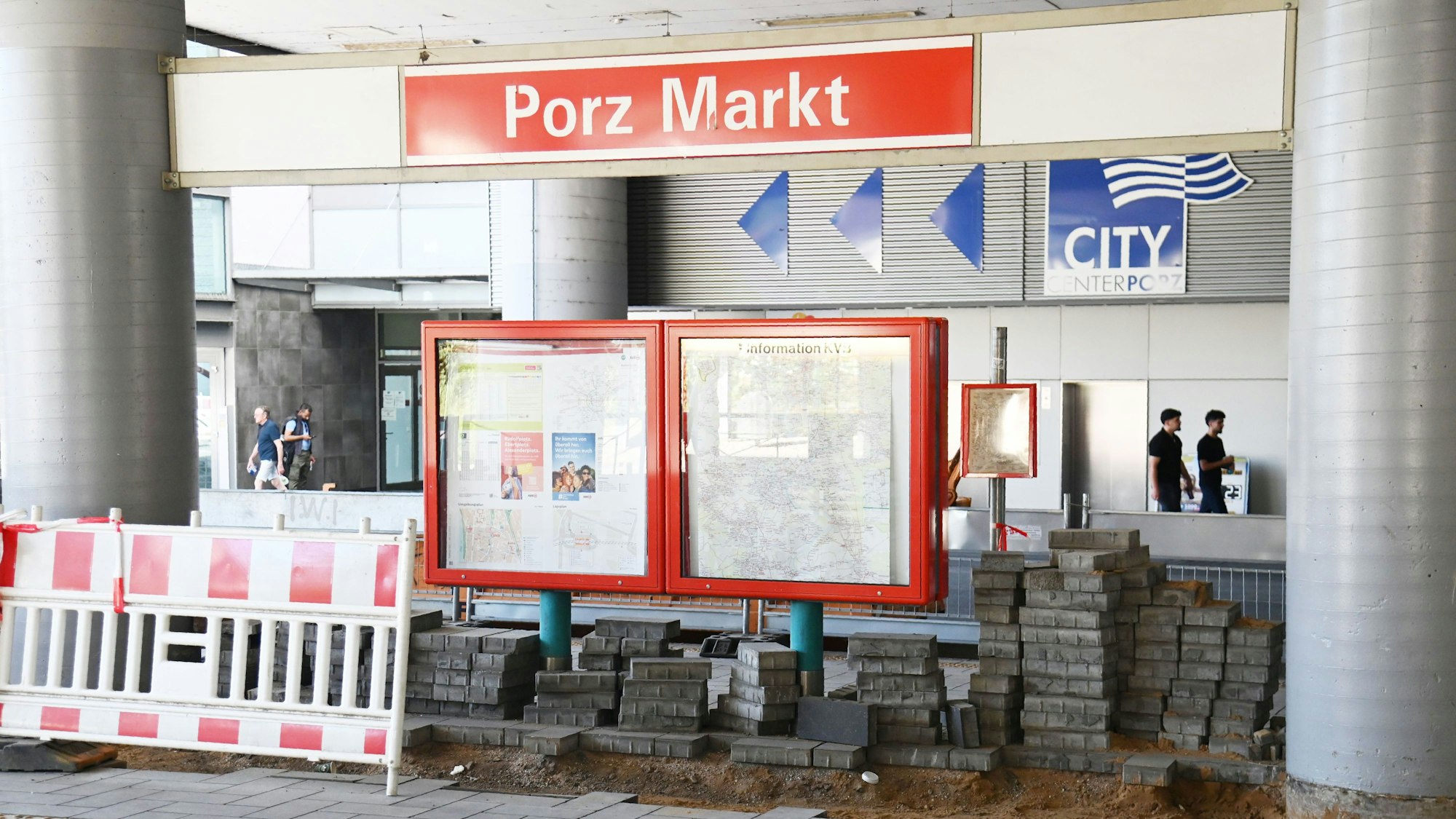 Notfall-Bauarbeiten an der Haltestelle „Porzer Markt“. An der Haltestelle der Kölner Verkehrsbetriebe (KVB) war der Boden aus bislang ungeklärten Gründen abgesackt.