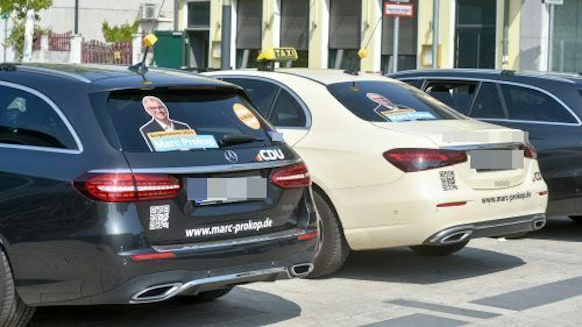 Wahlwerbung für den CDU-Bürgermeisterkandidaten Marc Prokop zeigt das Heck der Fahrzeuge eines Brühler Taxi-Unternehmens.