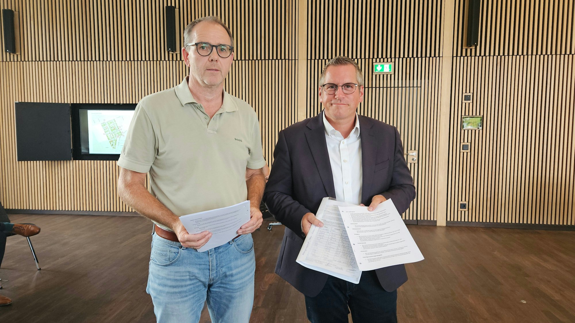 Zu sehen sind Sascha Heuser von der Aktionsgemeinschaft und Bürgermeister Sascha Solbach.