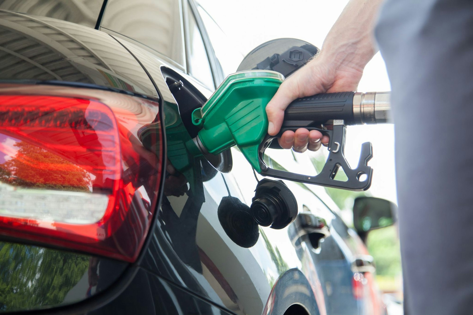 Oft wird man erst stutzig, wenn bereits die falsche Flüssigkeit fließt. Wurde der Motor noch nicht gestartet, reicht unter Umständen das Abpumpen des Gemisches.