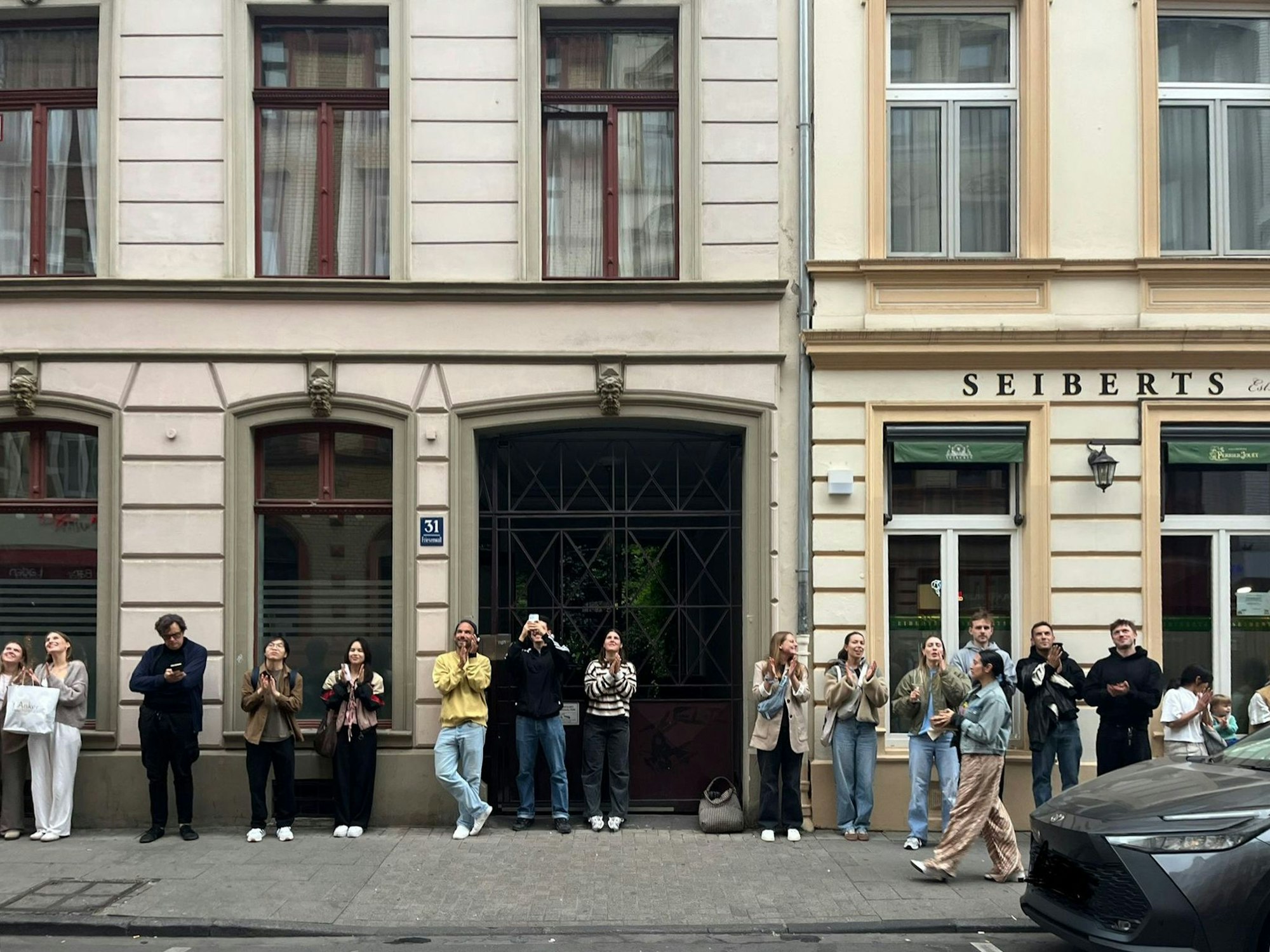 Passantinnen und Passanten applaudieren für Clap2Sing von Sänger Savoy.