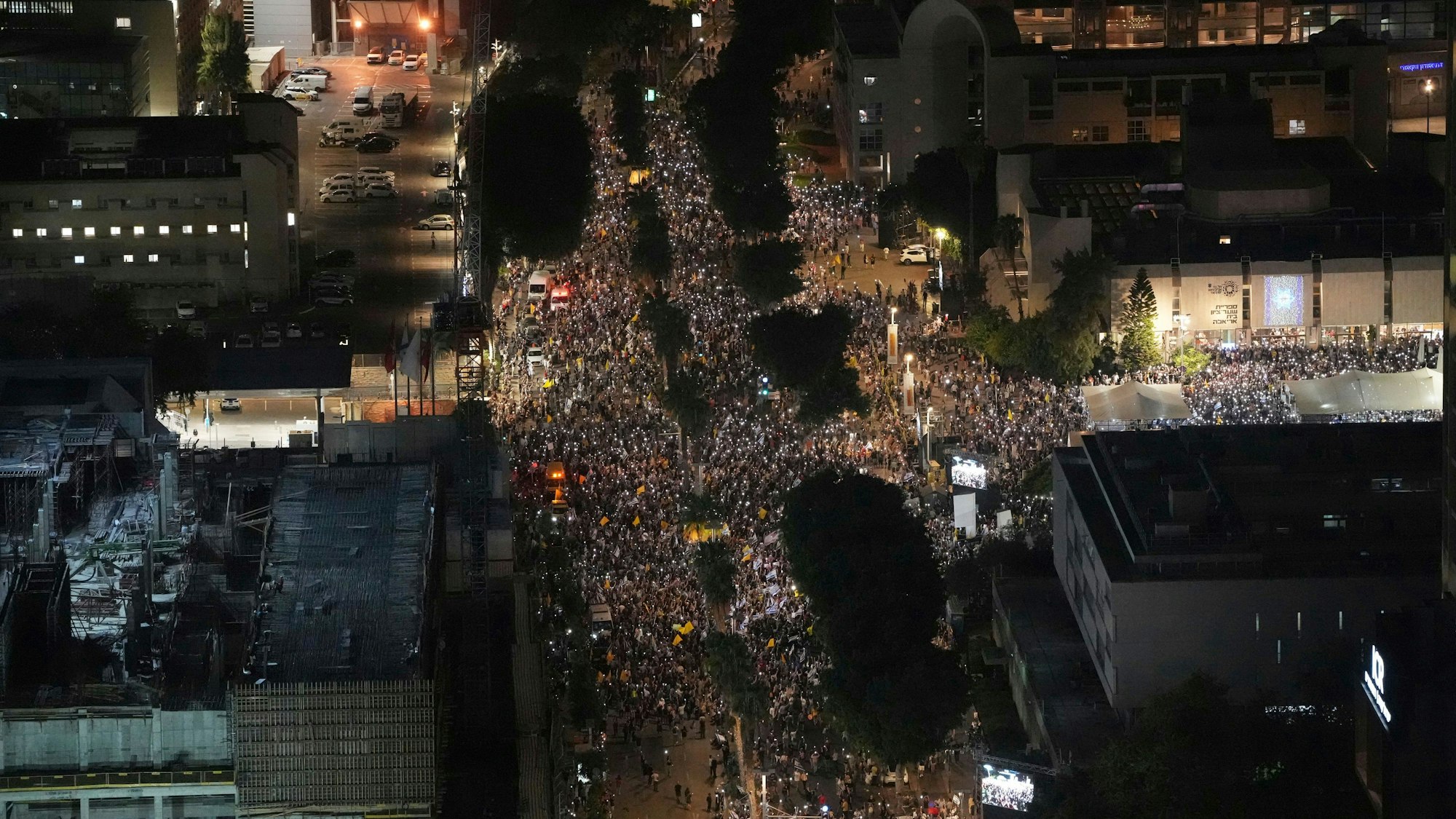 26.08.2025, Israel, Tel Aviv: Menschen nehmen an einem Protest teil, der die sofortige Freilassung aller von der Terrororganisation Hamas festgehaltenen Geiseln und ein Ende des Krieges im Gazastreifen fordert. Foto: Ohad Zwigenberg/AP/dpa +++ dpa-Bildfunk +++