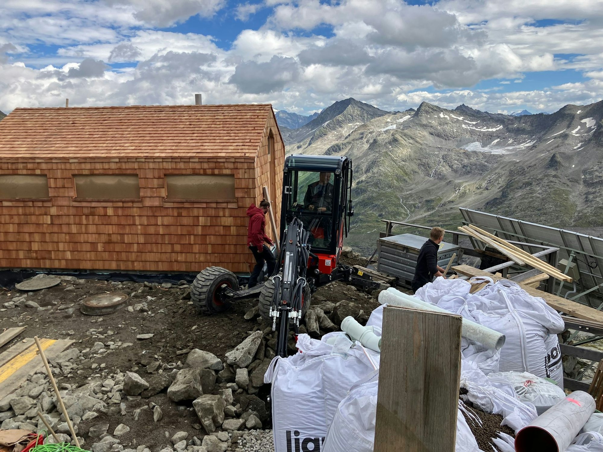 Auf der Neuen Prager Hütte gehts aufs Örtchen künftig wieder raus aus der warmen Hütte rüber zum Toilettenhäusl - noch ist das Baustelle.