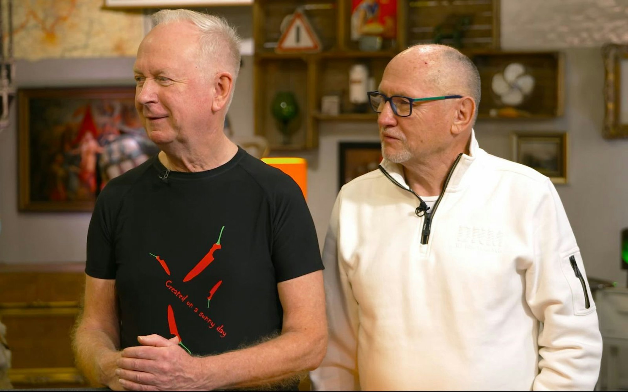 Auf dem Trödelmarkt hatte Wolfgang (links) „einfach in einer Wühlkiste“ eine hübsche Schale entdeckt, die er „ansprechend“ fand. (Bild: ZDF/ Screenshot)