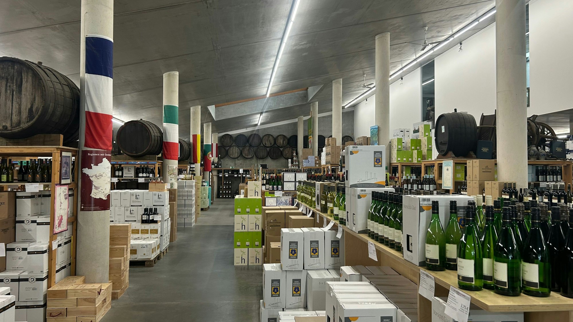 Die Verkaufshalle des Kölner Weindepots.
