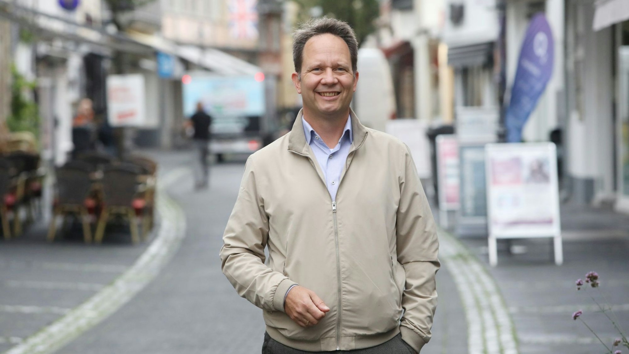 Ein Mann steht in der Fußgängerzone in der Altstadt von Königswinter.