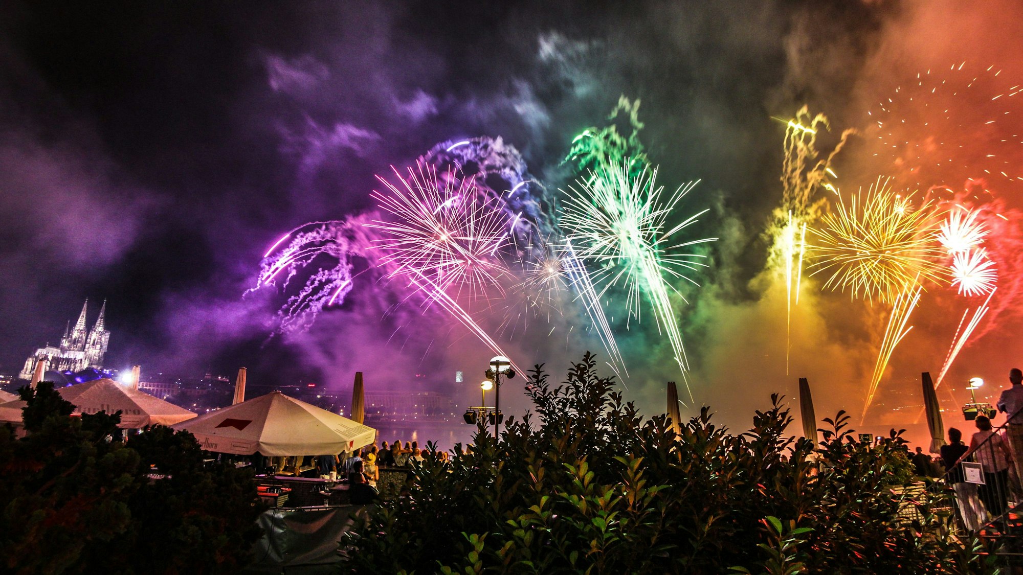 Kölner Lichter 2018 mit Feuerwerk über dem Rhein.