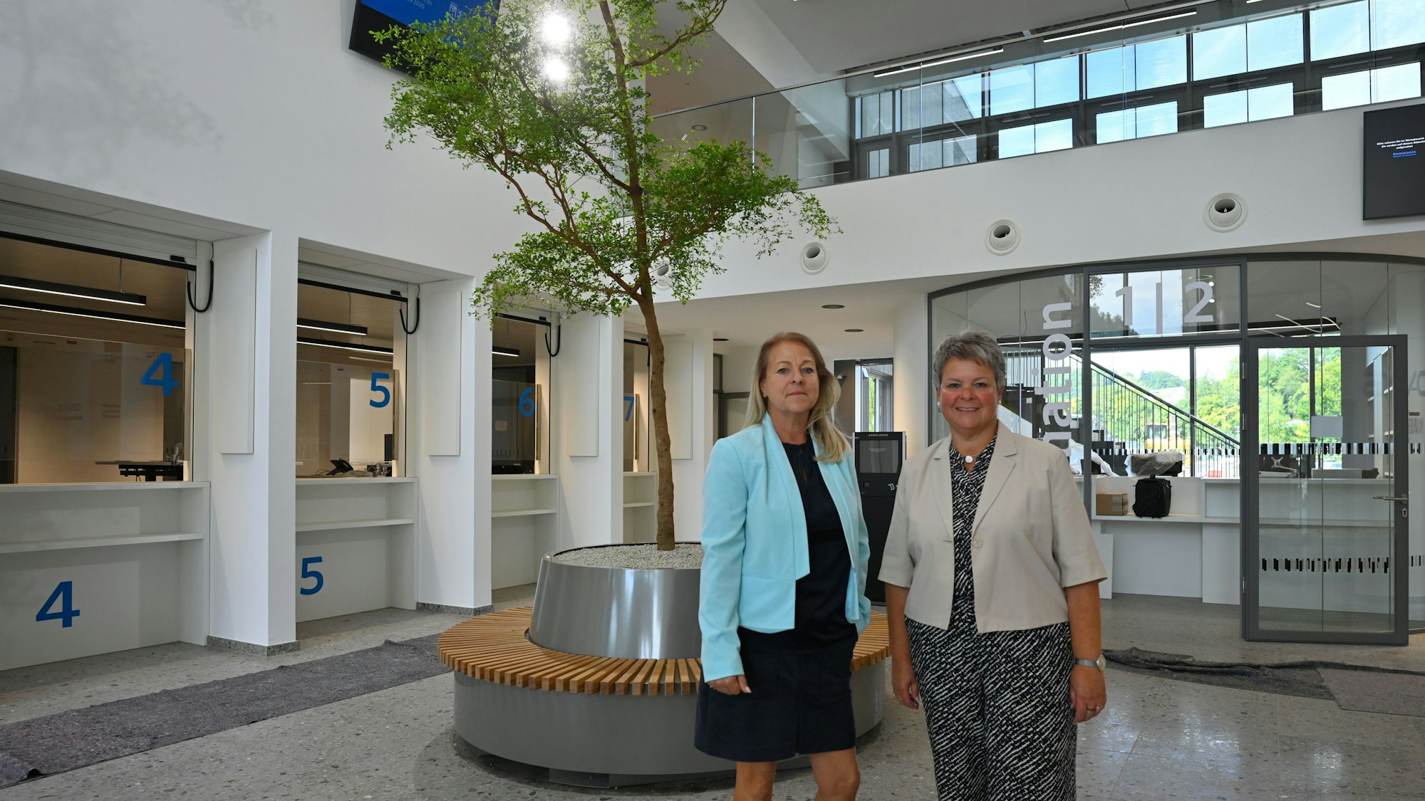 Die beiden Frauen in der großen Halle des Amtes.
