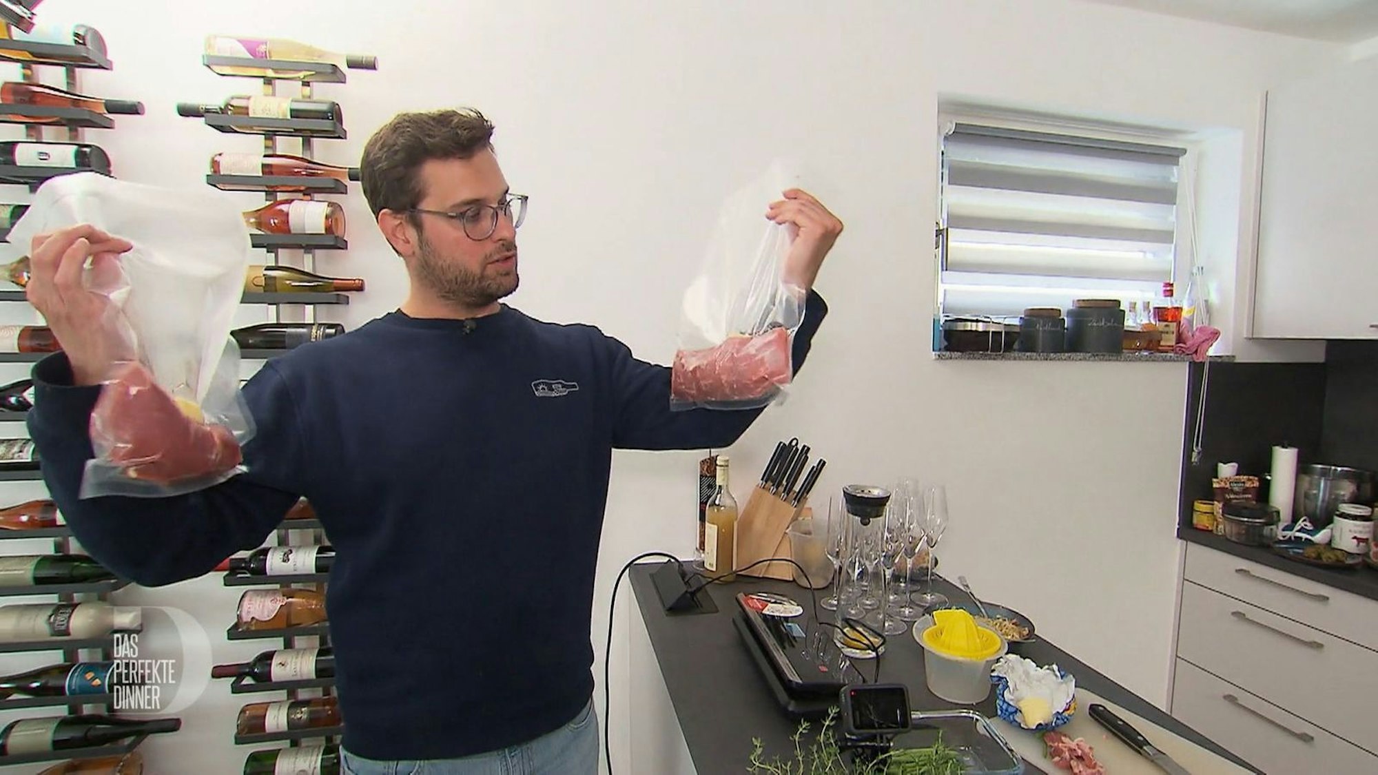 Sollte Marco das Kalbsfilet nicht gelingen, hat er genug Plan B im Haus: Wein, Wein und nochmal Wein.
(Bild: RTL)