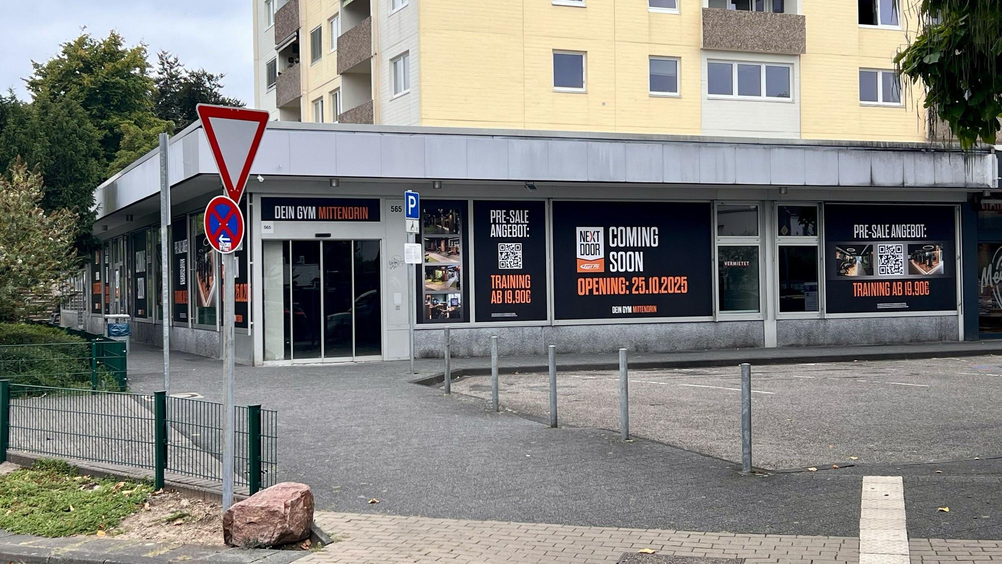 Die Außenwerbung zeigt es an: In der ehemaligen Sparkassenfiliale in Porz-Eil soll ein Fitness-Studio eröffnen.