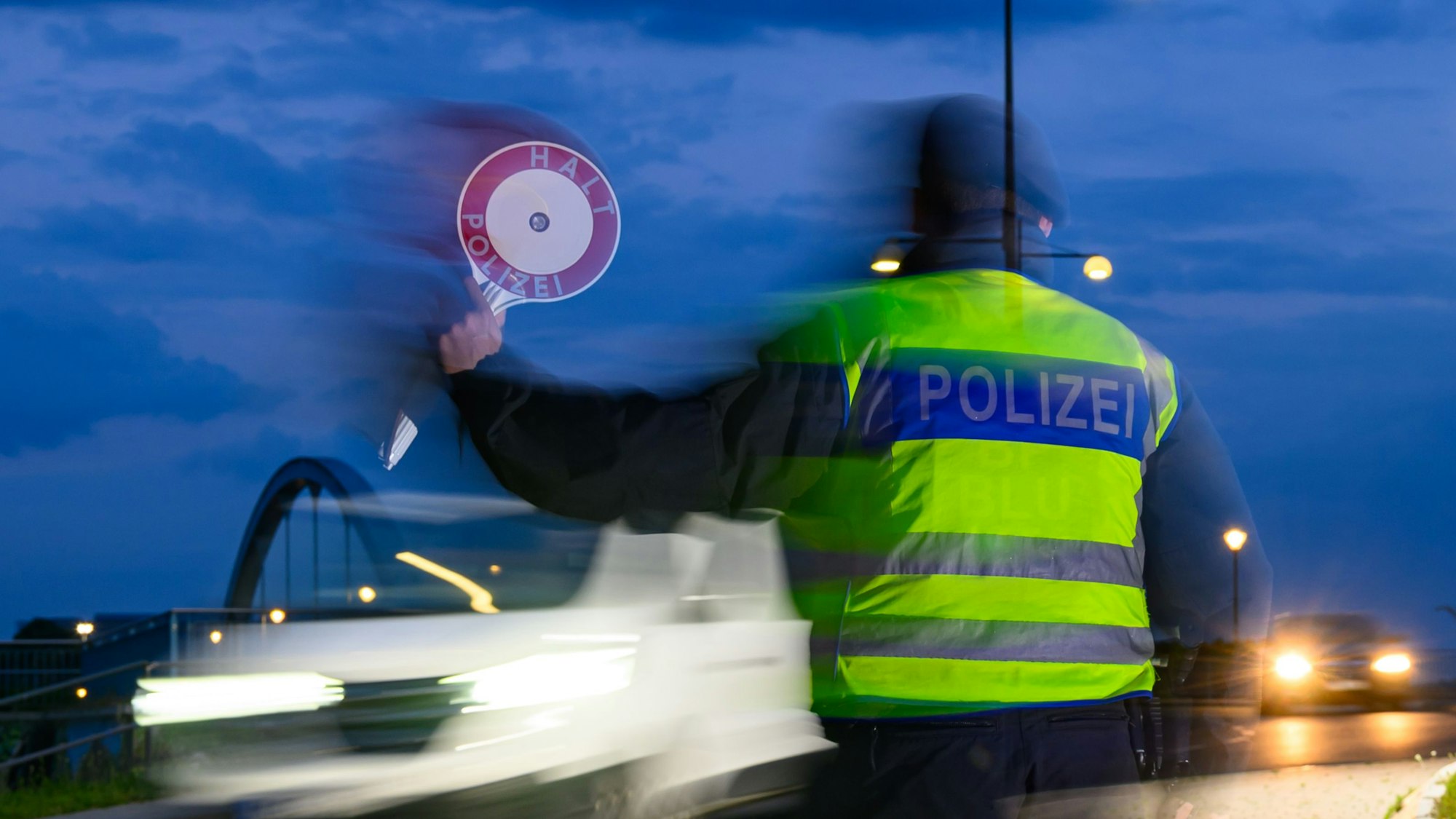 Ein Beamter der Bundespolizei überwacht am frühen Morgen die Einreise am deutsch-polnischen Grenzübergang Stadtbrücke.