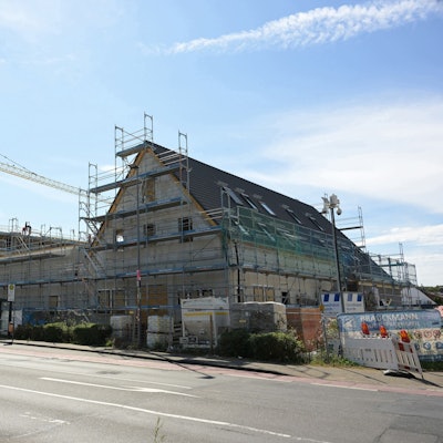 Um das Gebäude des Aldi-Markts steht ein Baugerüst.