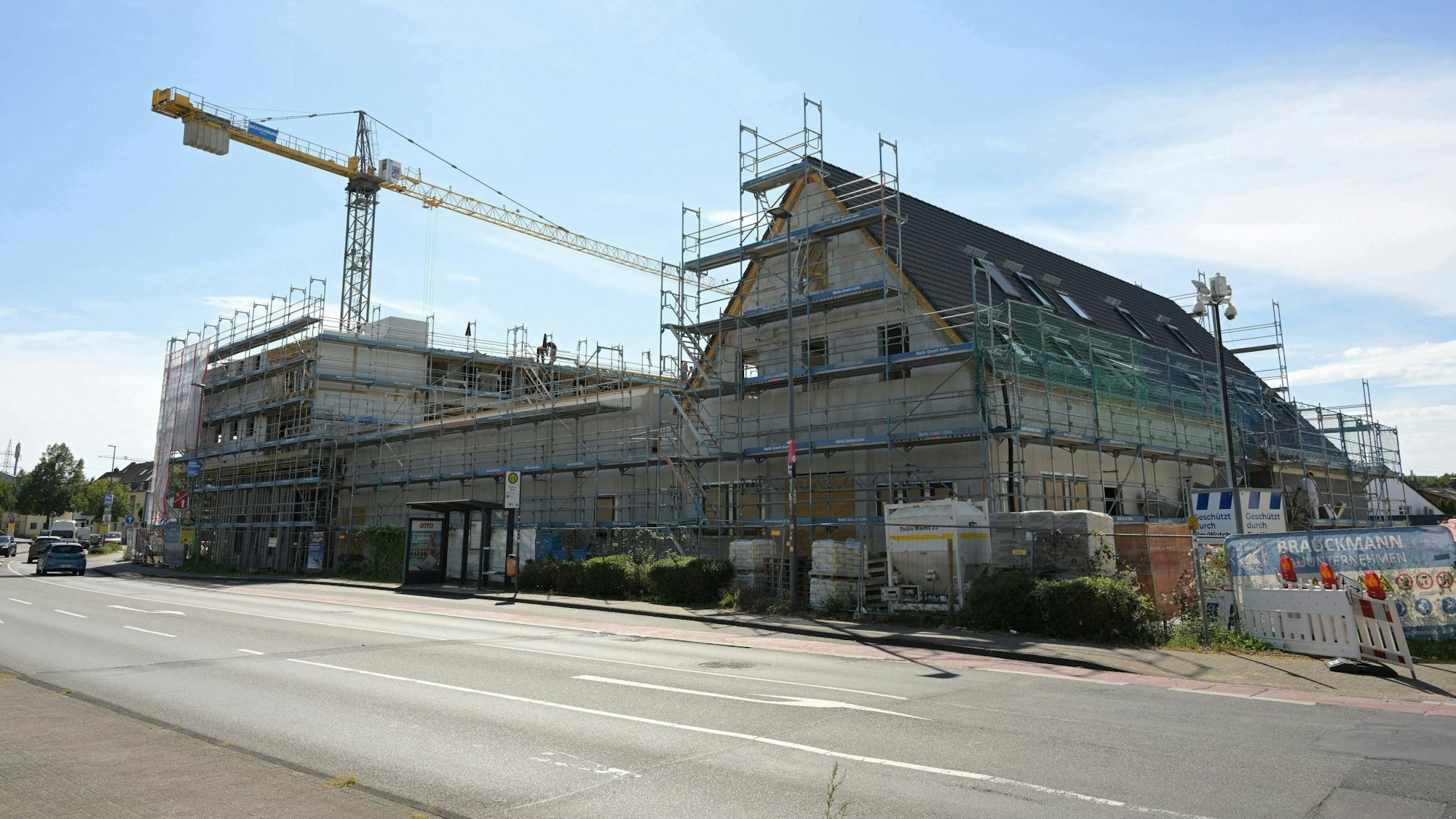 Um das Gebäude des Aldi-Markts steht ein Baugerüst.