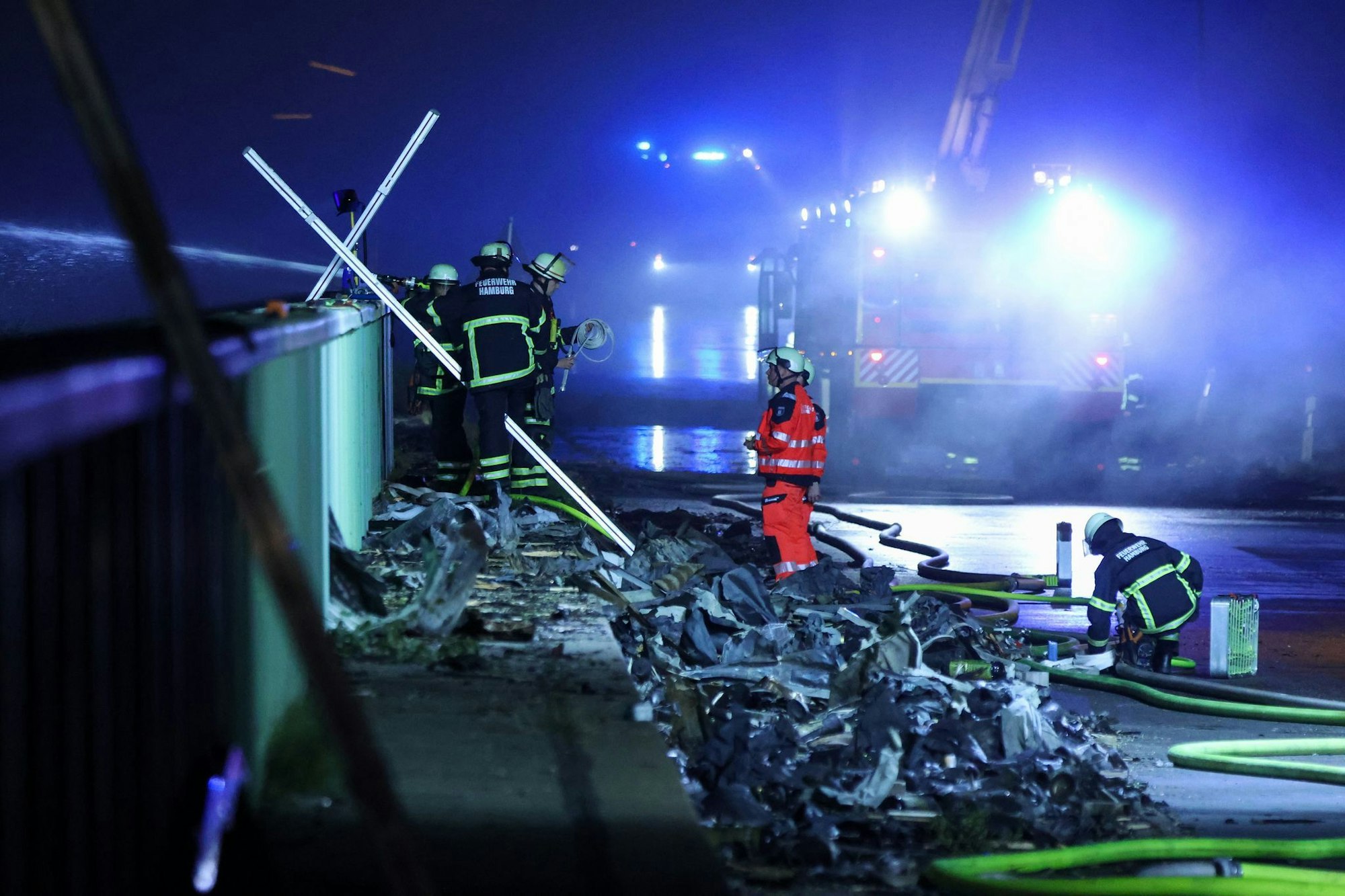 Besonders gefährlich war der Einsatz aufgrund der umherfliegenden Metallteile. Gasdruckbehälter explodierten immer wieder im Feuer.