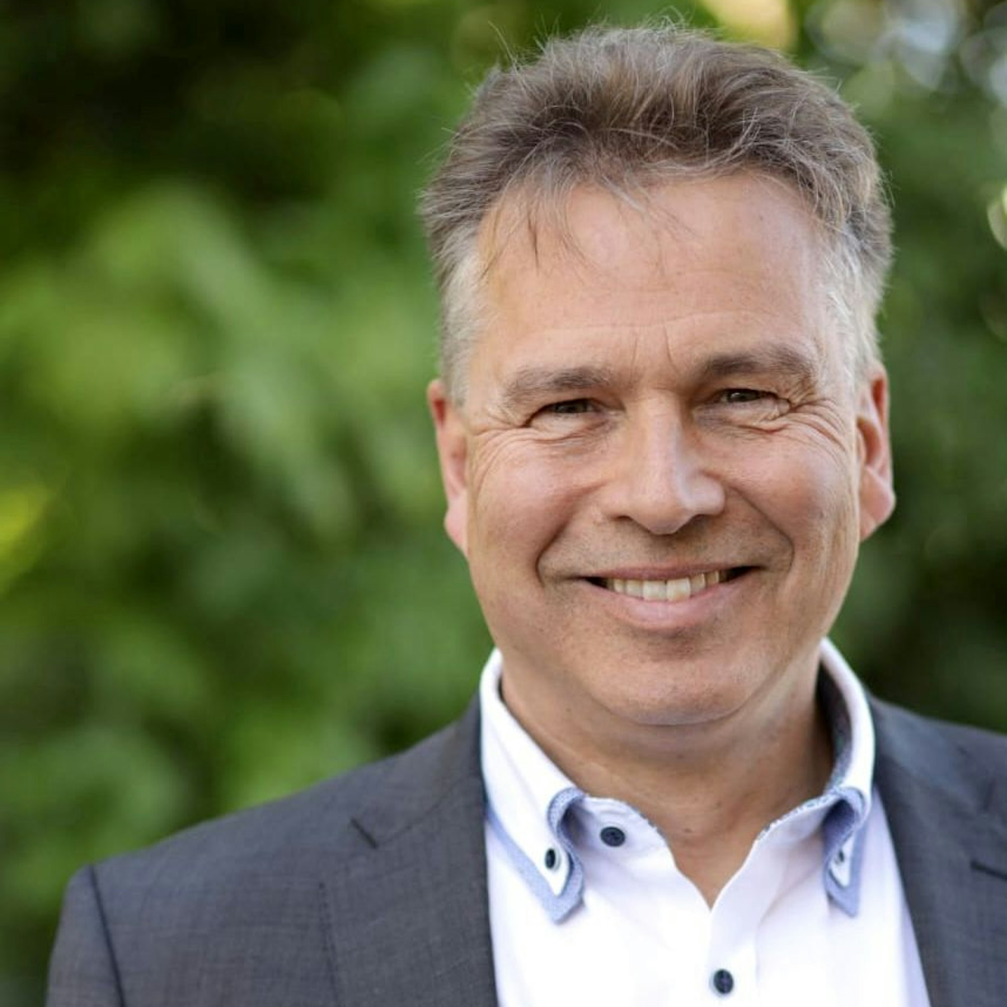 Porträtfoto von Dr. Peter Schweikert-Wehner.