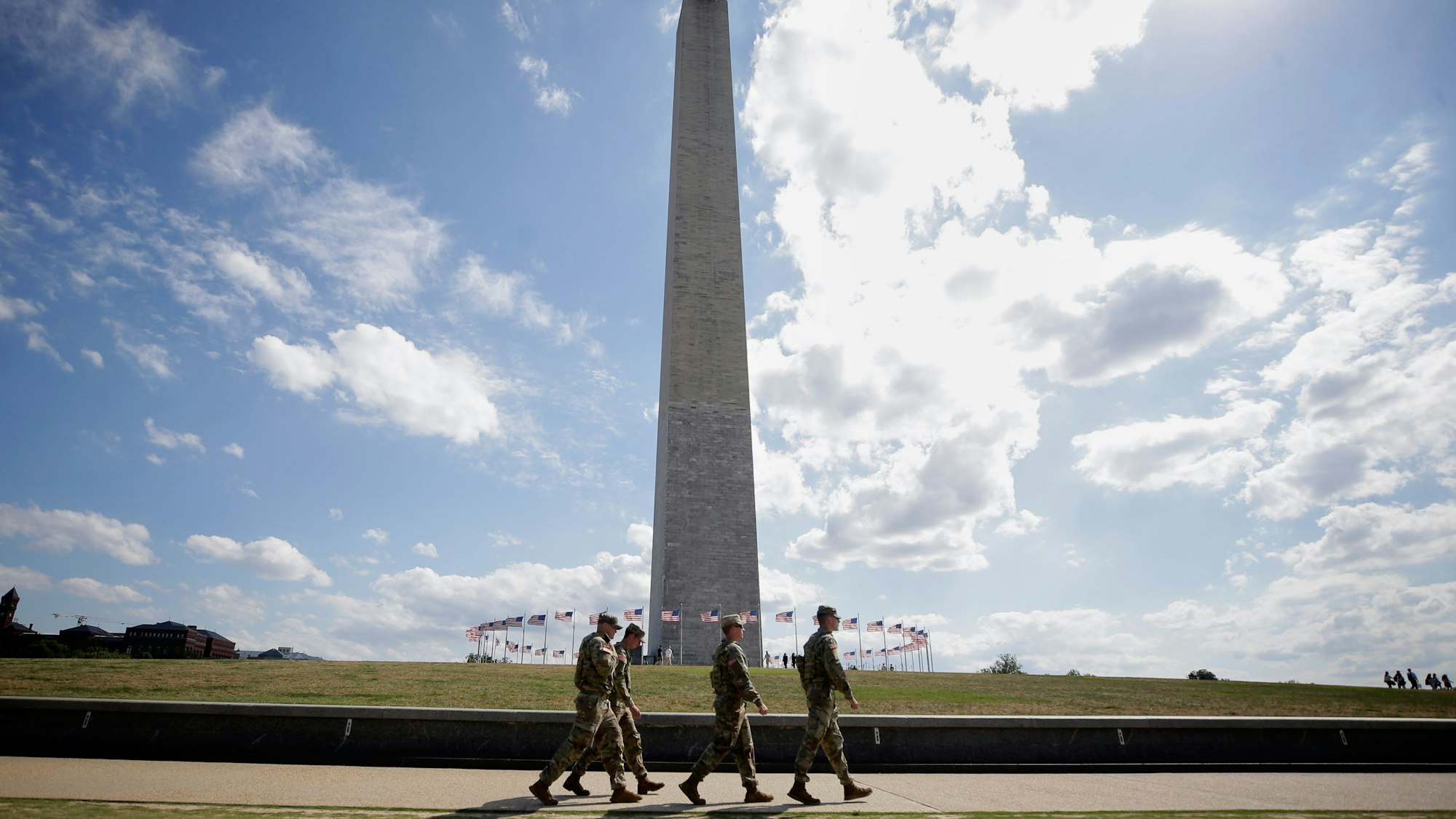 25.08.2025, USA, Washington: Nationalgardisten patrouillieren am Sockel des Washington Monuments. Foto: Rahmat Gul/AP/dpa +++ dpa-Bildfunk +++