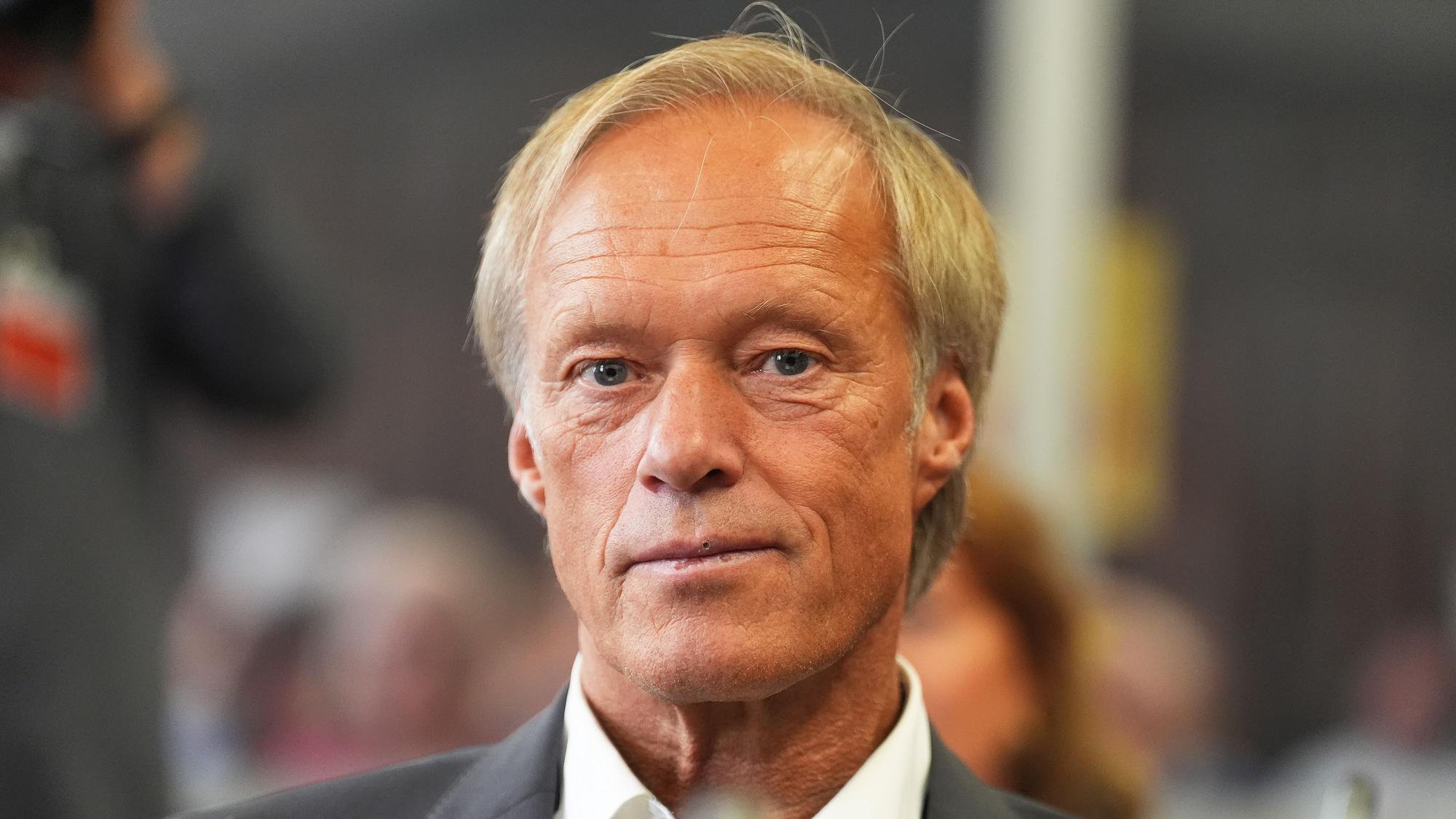 Gerhard Delling, ehemaliger Fernsehmoderator und Sportjournalist, steht im Gerichtssaal beim Prozess wegen mutmaßlicher Kindesentführung im Landgericht Hamburg.