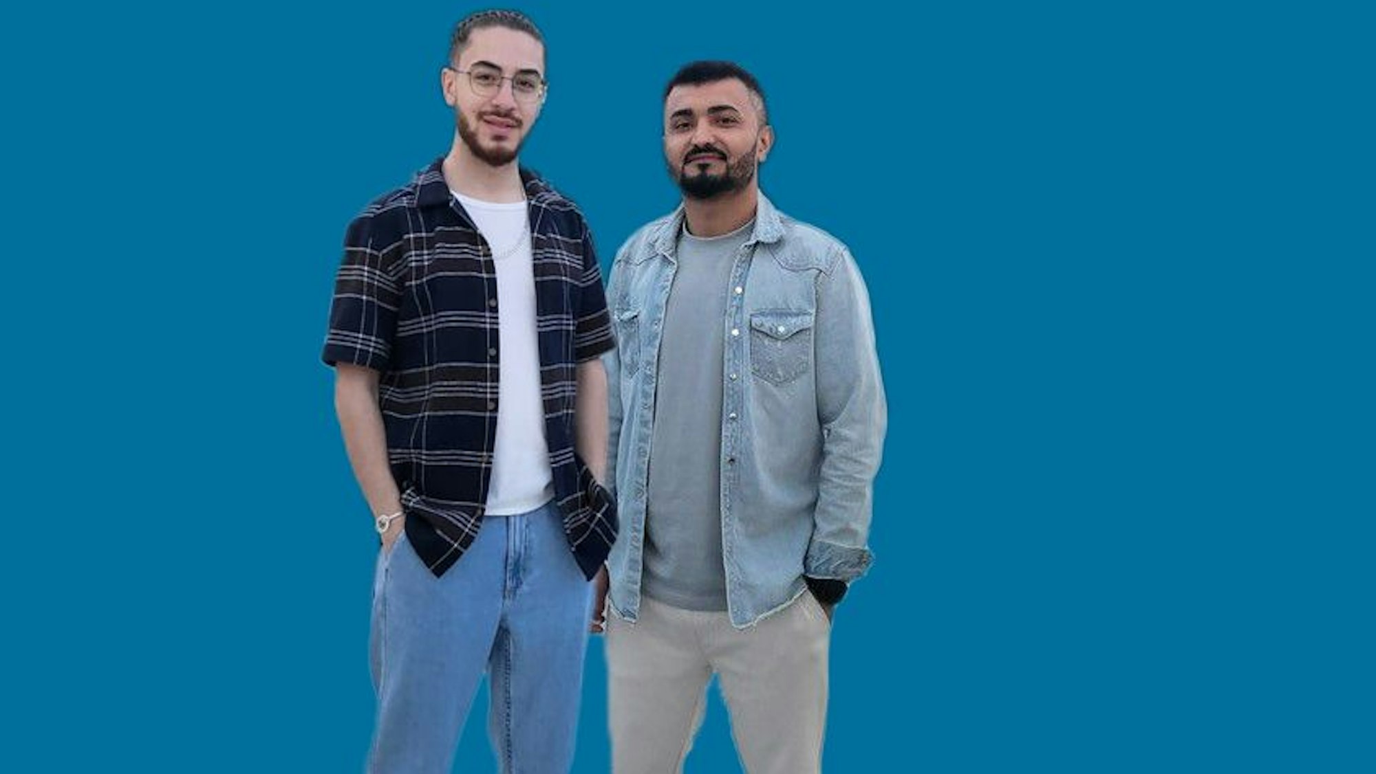 Wissam Abu Alneay und Nawid Hamidi stehen vor einem neutralen Hintergrund.