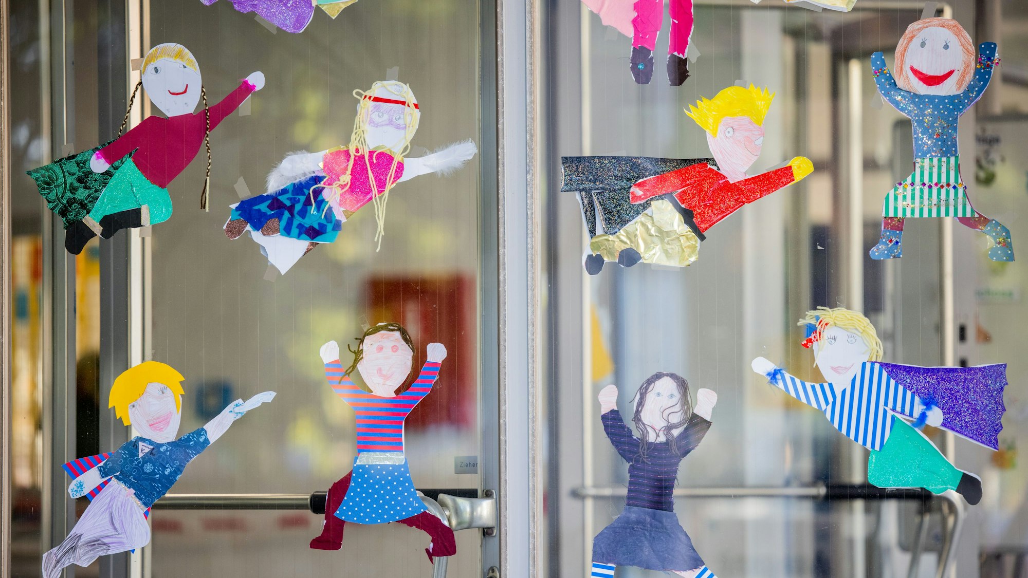 In der offenen Ganztagsbetreuung der neuen Nippeser Grundschule Friedrich-Karl-Straße warten Ritter auf die Schulklassen, die diese Woche einziehen.