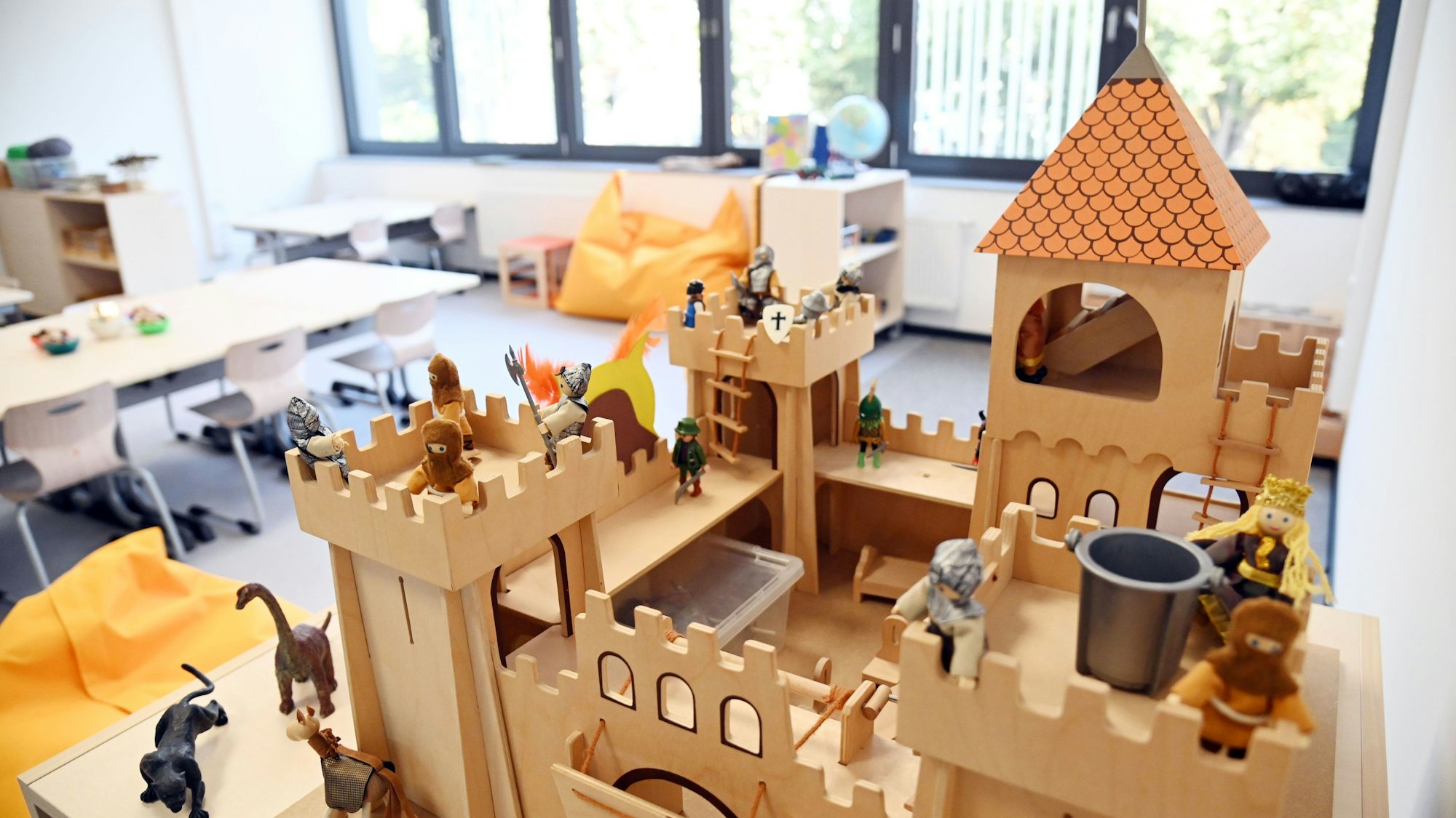 In der offenen Ganztagsbetreuung der neuen Nippeser Grundschule Friedrich-Karl-Straße warten Ritter auf die Schulklassen, die diese Woche einziehen.