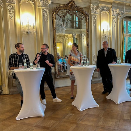 Diskutierten im Spiegelsaal von Schloss Morsbroich über Integration: die OB-Kandidaten Keneth Dietrich (v.l., Linke), Sven Weiss (Grüne), Valeska Hansen (FDP), Stefan Hebbel (CDU), Massimo Nigordi (parteilos), Uwe Richrath (SPD).