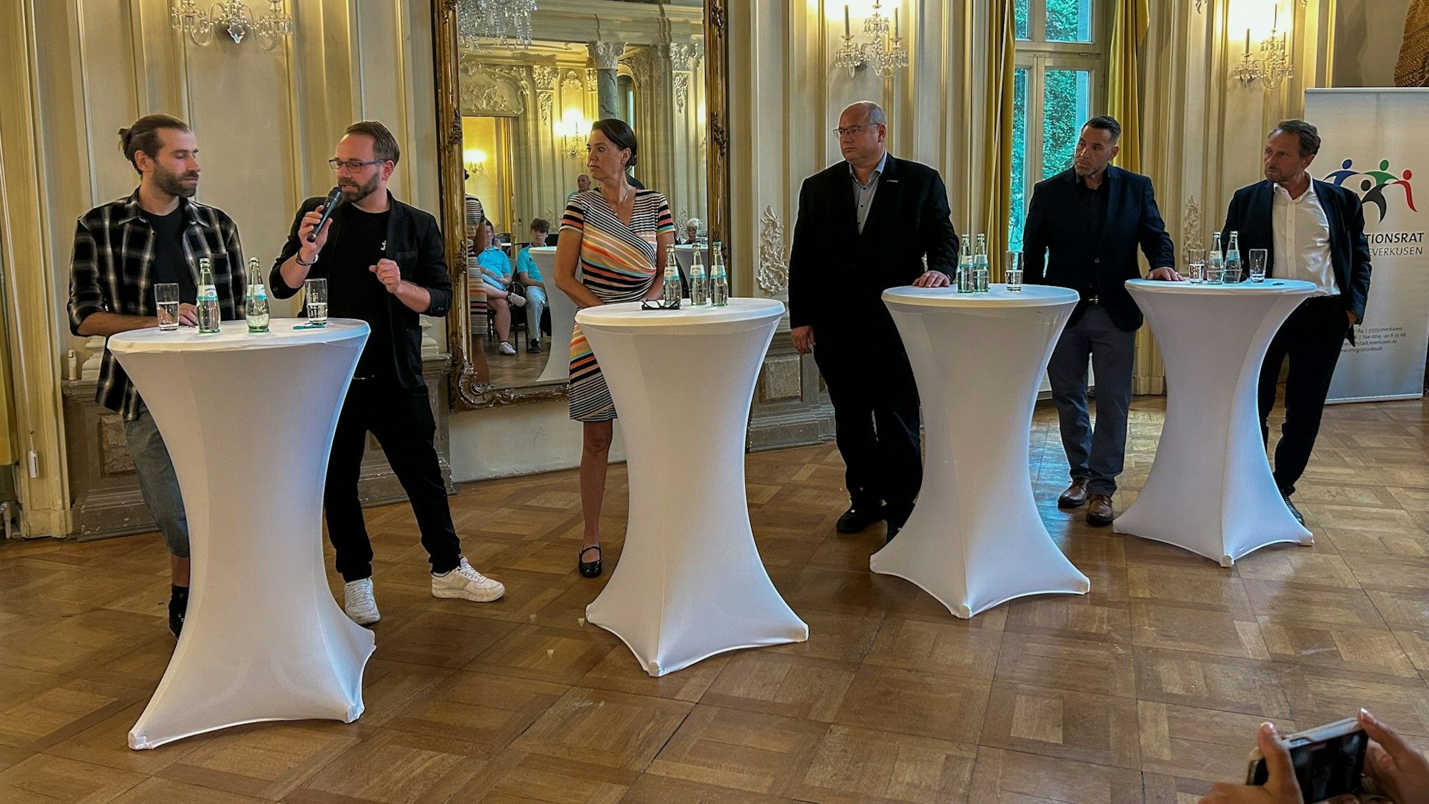 Diskutierten im Spiegelsaal von Schloss Morsbroich über Integration: die OB-Kandidaten Keneth Dietrich (v.l., Linke), Sven Weiss (Grüne), Valeska Hansen (FDP), Stefan Hebbel (CDU), Massimo Nigordi (parteilos), Uwe Richrath (SPD).