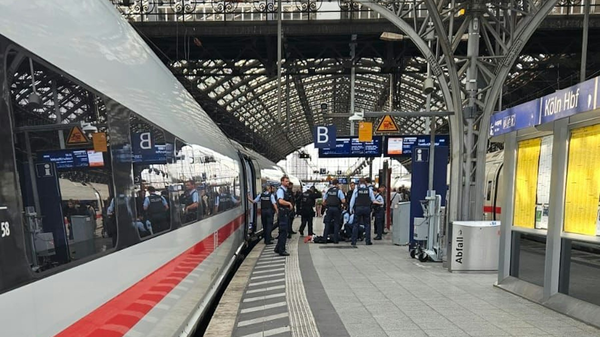 Weil offenbar eine Axt unter seinem Sitz lag, ist ein Mann am Mittwochabend in einem ICE im Kölner Hauptbahnhof von der Polizei in Gewahrsam genommen. Laut Bundespolizei sind die Umstände noch völlig ungeklärt.