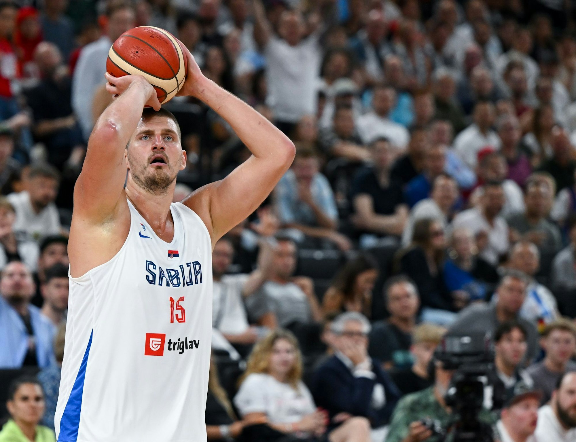 Serbiens Nikola Jokic ist der Star der Basketball-EM. (Archivbild)