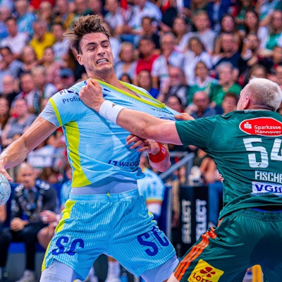 Julian Köster läuft mit dem Ball aufs Tor. Justus Fischer greift ihm ins Trikot.