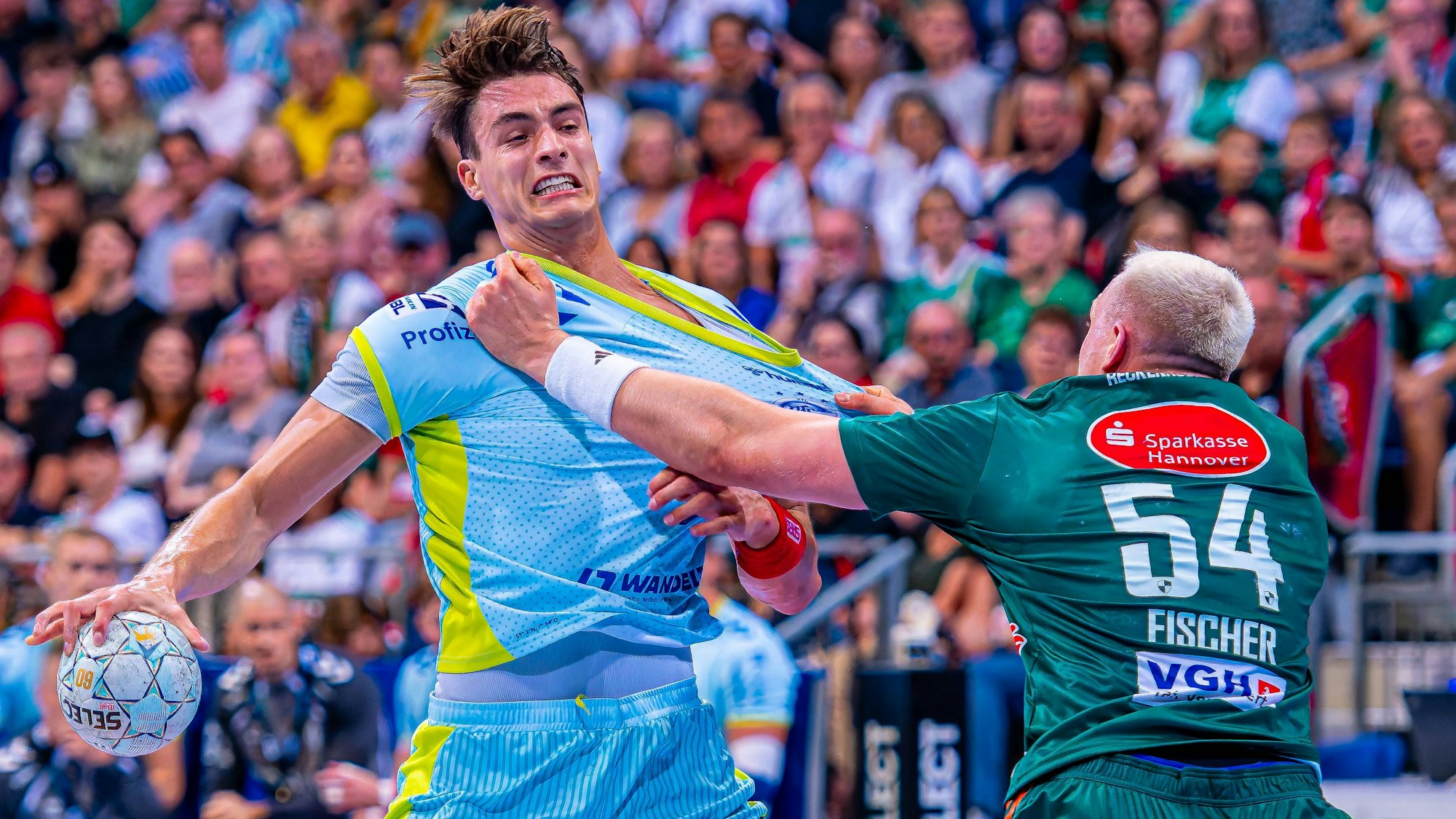 Julian Köster läuft mit dem Ball aufs Tor. Justus Fischer greift ihm ins Trikot.