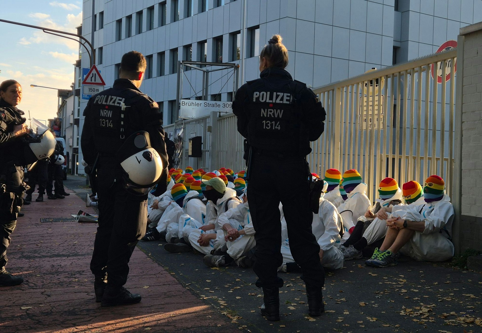 Aktivisten vom Antikriegsbündnis «Rheinmetall Entwaffnen» blockieren den Zugang zu einem Gebäude der Bundeswehr in Köln.