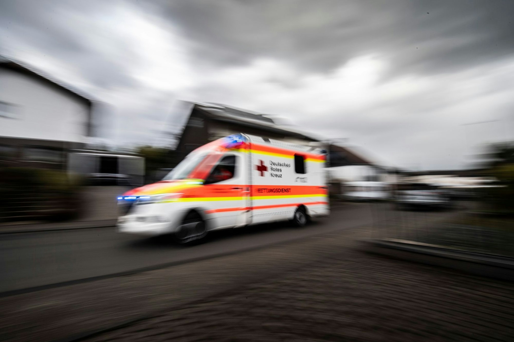 Bei einem Schlaganfall zählt jede Sekunde. Beim Rufen des Rettungswagens sollte man seinen Verdacht bereits äußern.