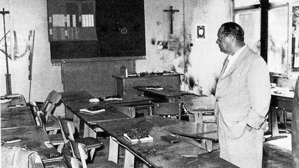 Nach dem Attentat am 11. Juni 1964: Der damalige Oberbürgermeister Theo Burauen besucht den Ort des Verbrechens in der Volksschule von Volkhoven