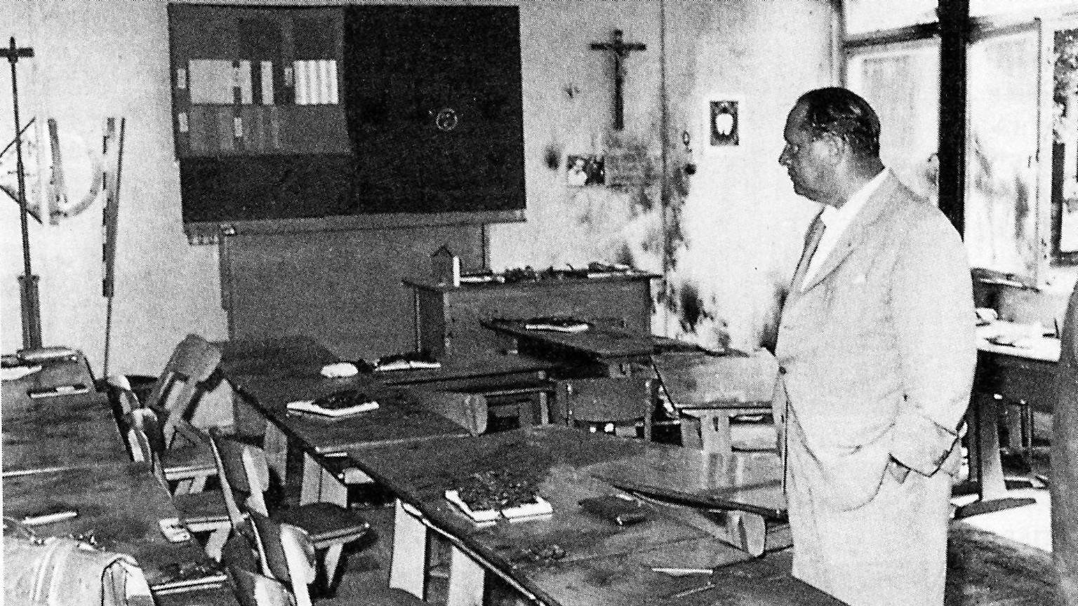 Nach dem Attentat am 11. Juni 1964: Der damalige Oberbürgermeister Theo Burauen besucht den Ort des Verbrechens in der Volksschule von Volkhoven