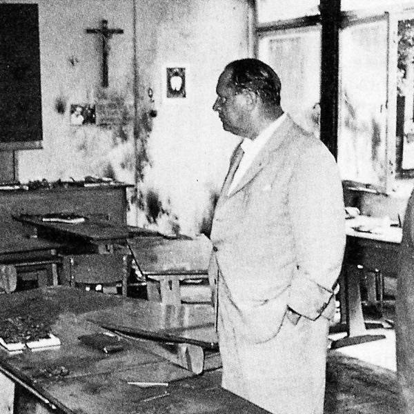 Nach dem Attentat am 11. Juni 1964: Der damalige Oberbürgermeister Theo Burauen besucht den Ort des Verbrechens in der Volksschule von Volkhoven