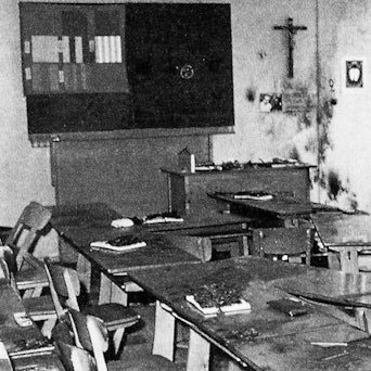 Nach dem Attentat am 11. Juni 1964: Der damalige Oberbürgermeister Theo Burauen besucht den Ort des Verbrechens in der Volksschule von Volkhoven