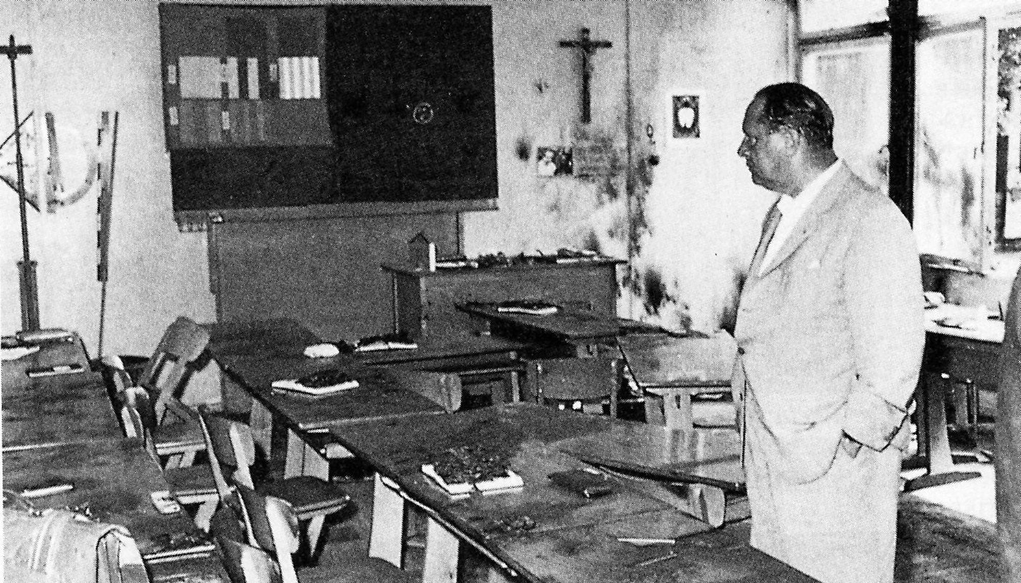 Nach dem Attentat am 11. Juni 1964: Der damalige Oberbürgermeister Theo Burauen besucht den Ort des Verbrechens in der Volksschule von Volkhoven