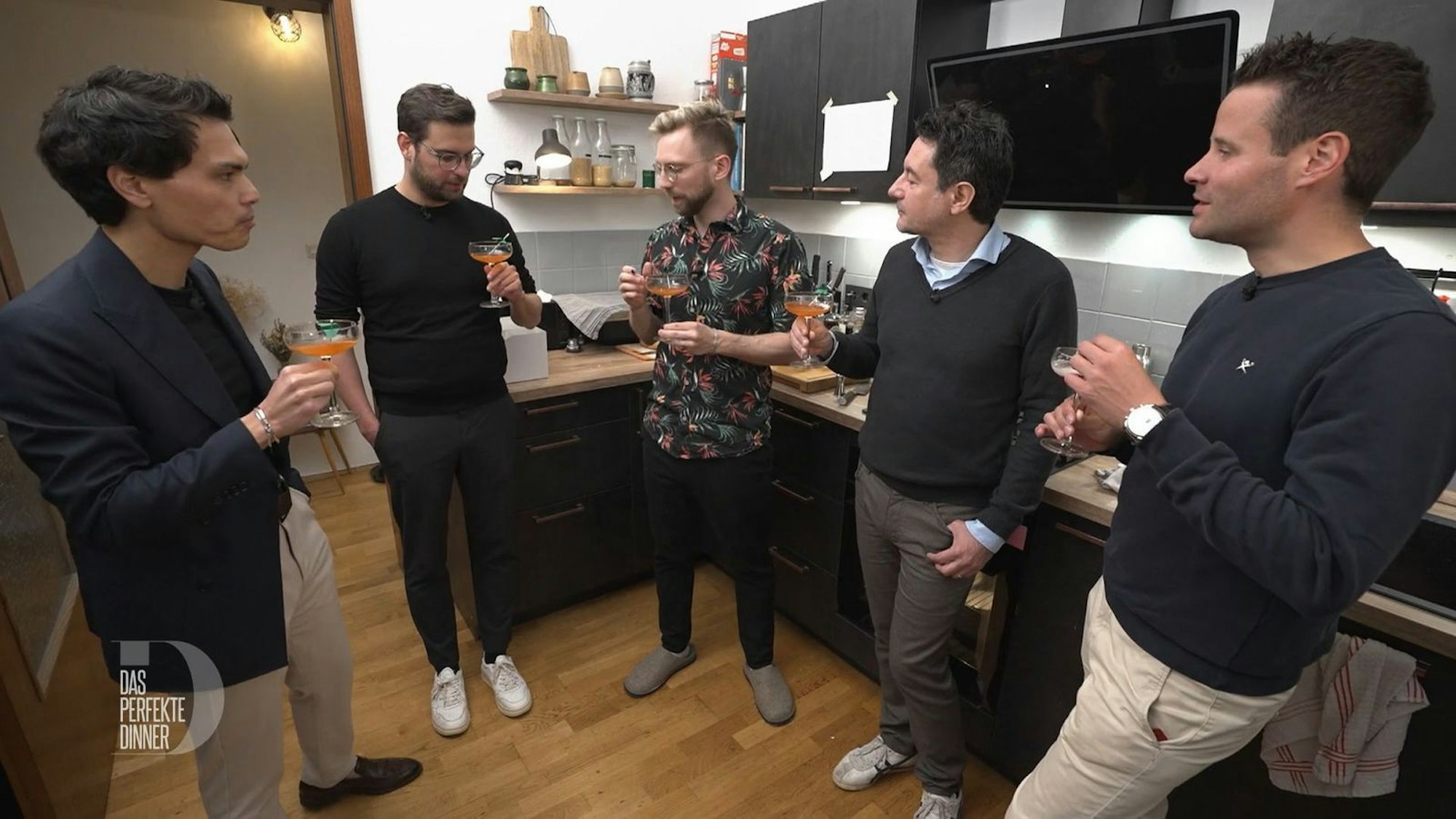 Zur Begrüßung gibt es einen Paperplane, von links: Lars, Marco, Basti, Pau und Timo.
(Bild: RTL)