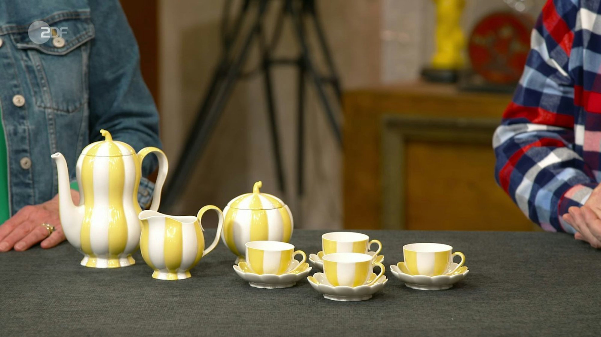Als weiteres Objekt der Sendung wurde ein Mokkaservice des Jugendstil-Designers Josef Hoffmann (Mitbegründer der Wiener Werkstätten) von Friederike Werner hoch gelobt. Für das Porzellanset „Melone“ (Entwurf 1929, Produktion ab 1935) wollte der Verkäufer 300 Euro. Geschätzt wurden 800 bis 1.000 Euro. Elisabeth Nüdling zahlte 600 Euro.
(Bild: ZDF)