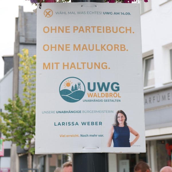 Plakat des Anstoßes: Die Waldbröler UWG wirbt mit einem Foto der parteilosen und derzeit amtierenden Bürgermeisterin Larissa Weber (Ausschnitt).