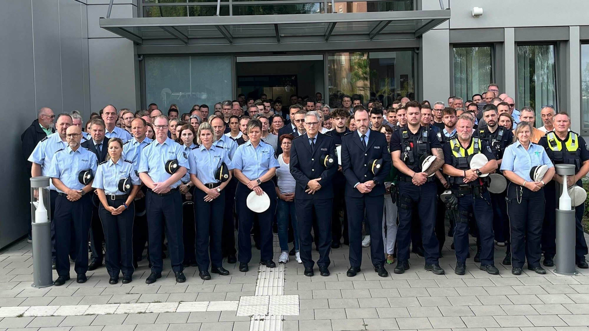 Polizistinnen und Polizisten haben in Bergheim eine Schweigeminute für ihren getöteten Kollegen eingelegt.