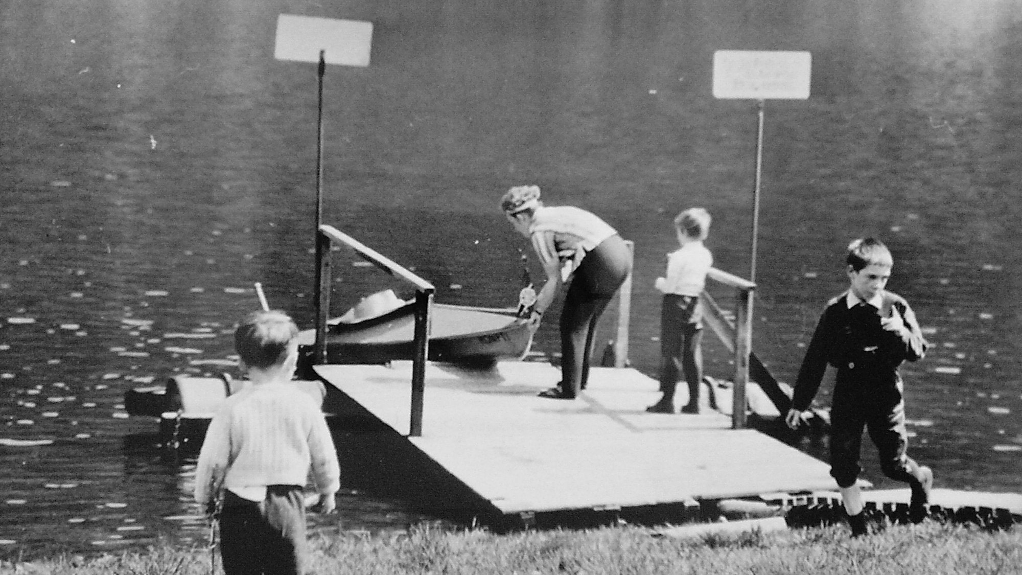 Die Schwarz-Weiß-Aufnahme zeigt junge Vereinsmitglieder an einem Steg.