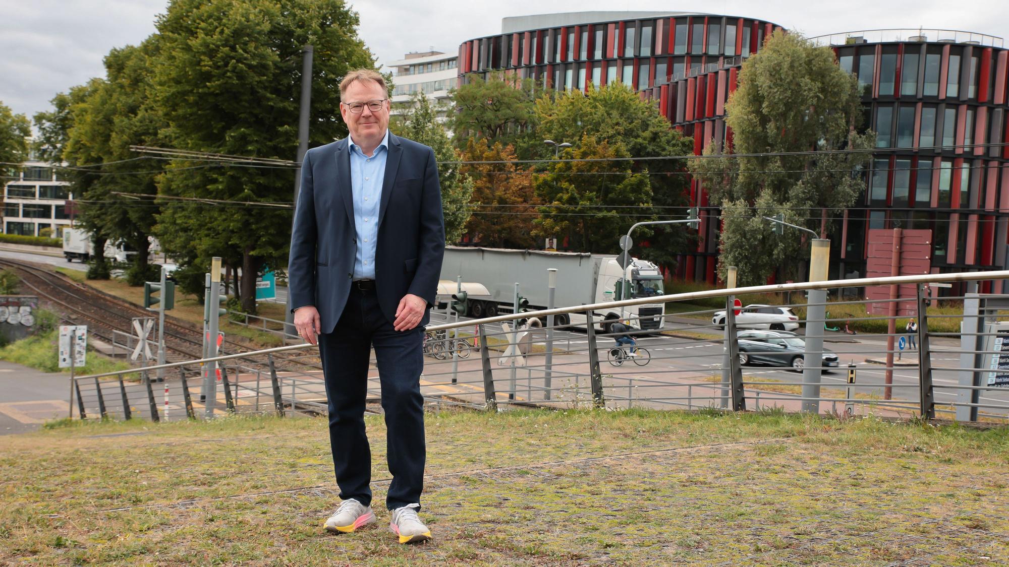 Torsten Burmester, OB-Kandidat der Kölner SPD, am Pumpenwerk Schönhauser Straße in Bayenthal.