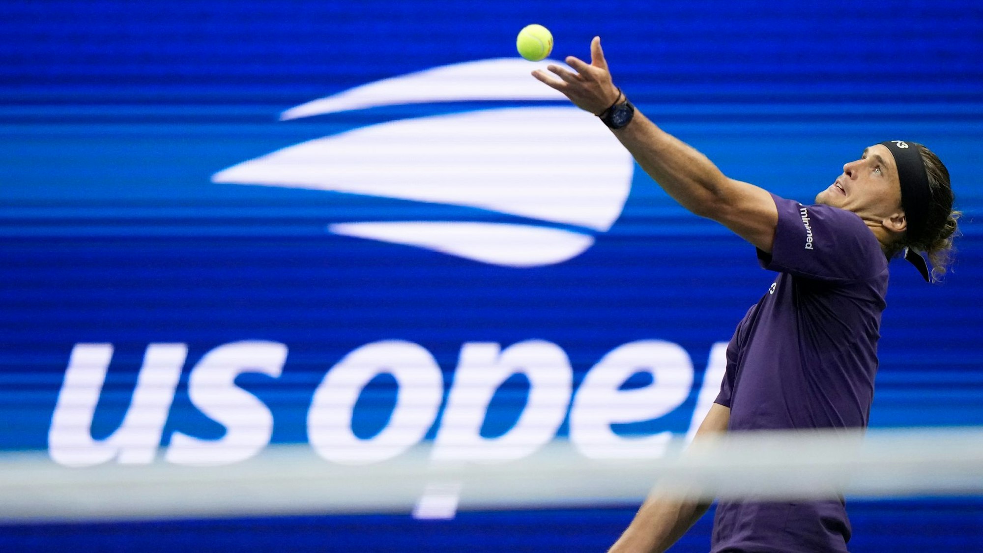 Zverev wehrte im zweiten Durchgang einen Satzball gegen sich mit seinem Aufschlag ab.