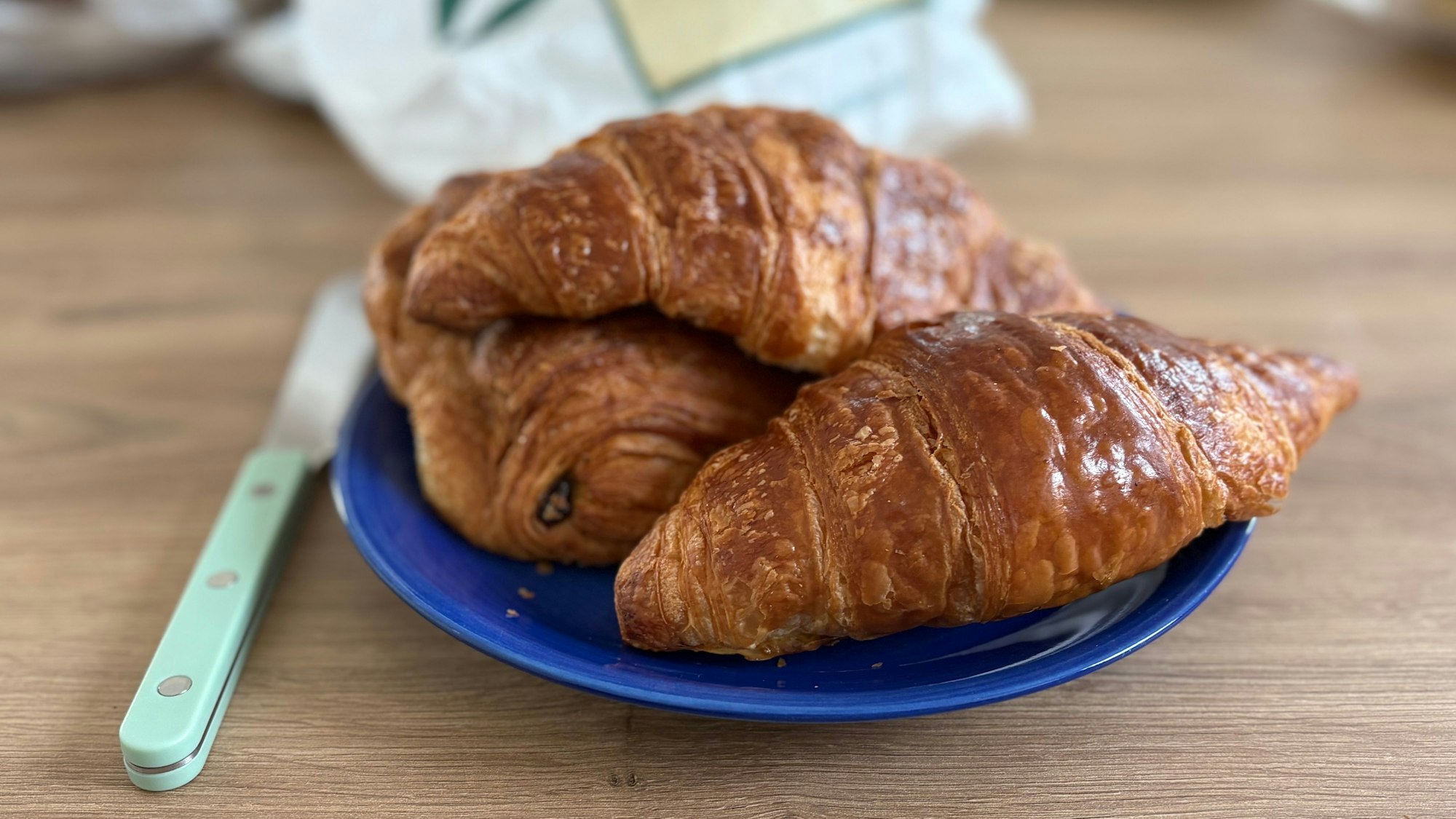 Croissants von Épi auf einem Teller.