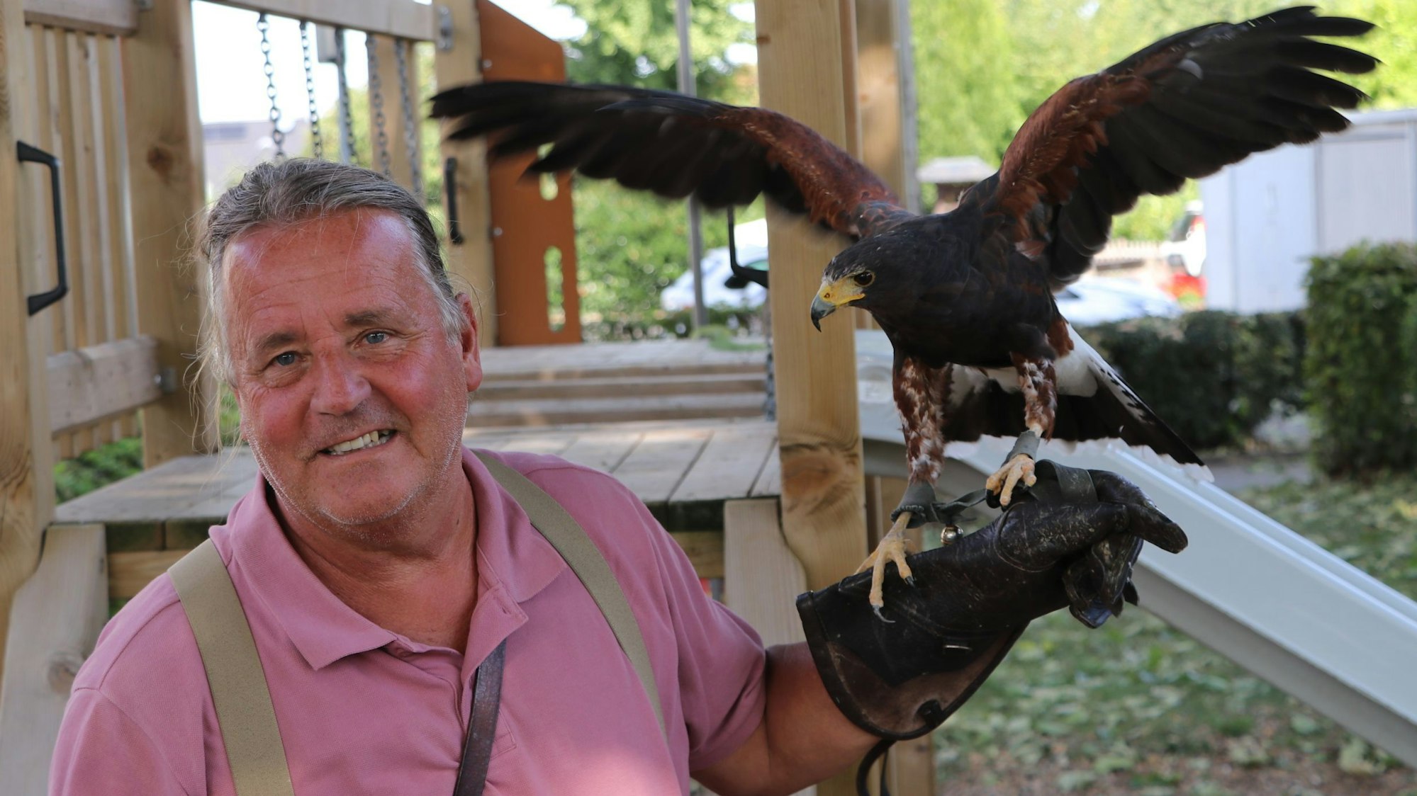 Zu sehen ist Falkner Pierre Schmidt mit seinem Greifvogel.