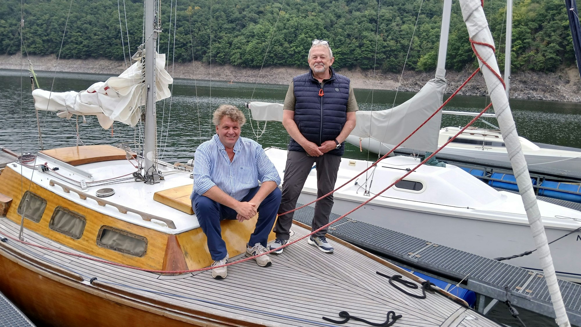 Das Bild zeigt zwei Männer auf einem Segelboot.