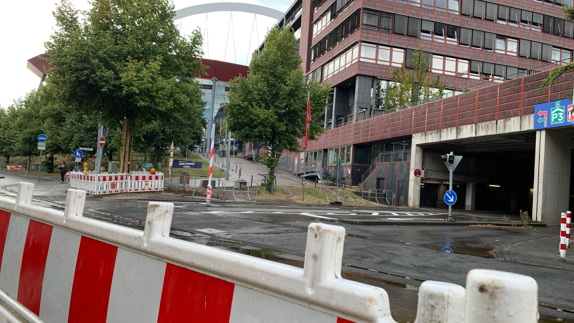 Wegen der Bauarbeiten für den Radweg nur schwer erreichbar: das Arena-Parkhaus an der Gummersbacher Straße.