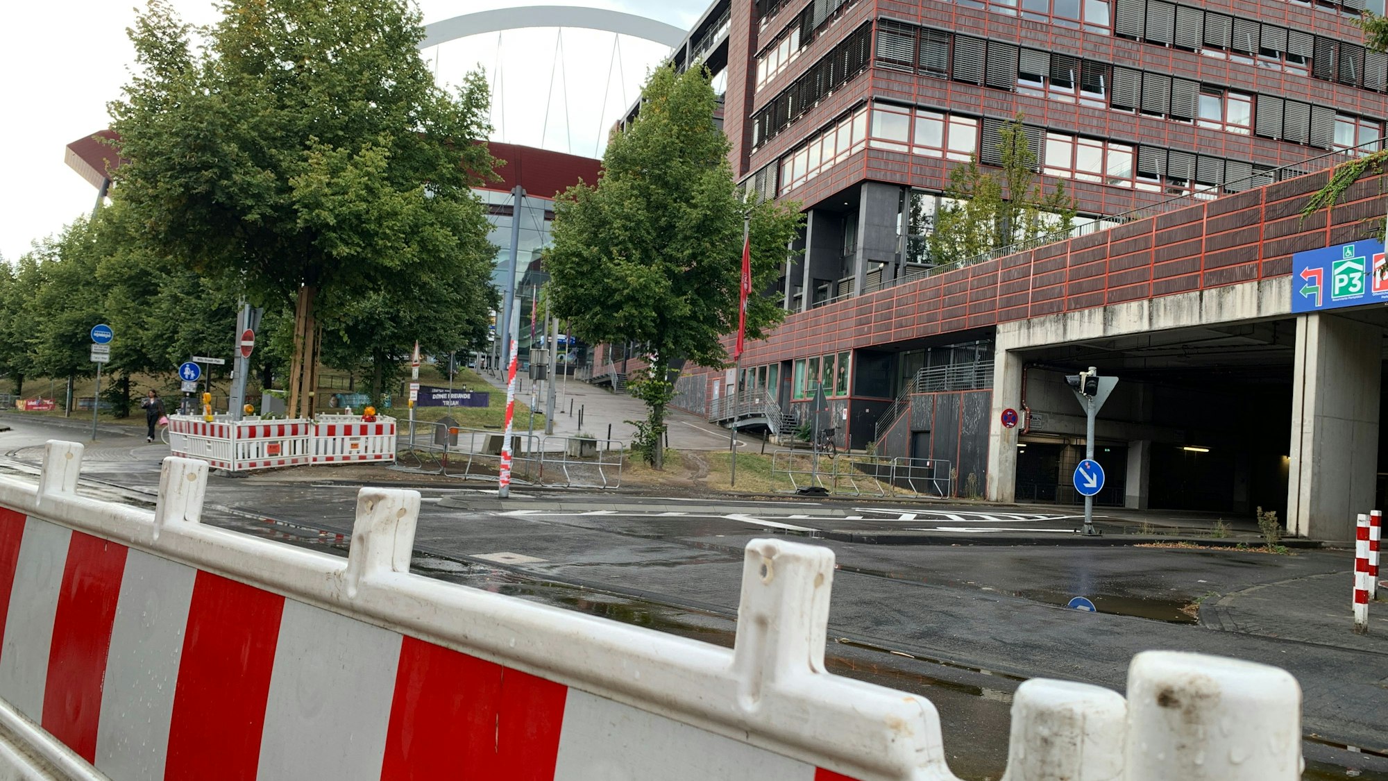 Wegen der Bauarbeiten für den Radweg nur schwer erreichbar: das Arena-Parkhaus an der Gummersbacher Straße.