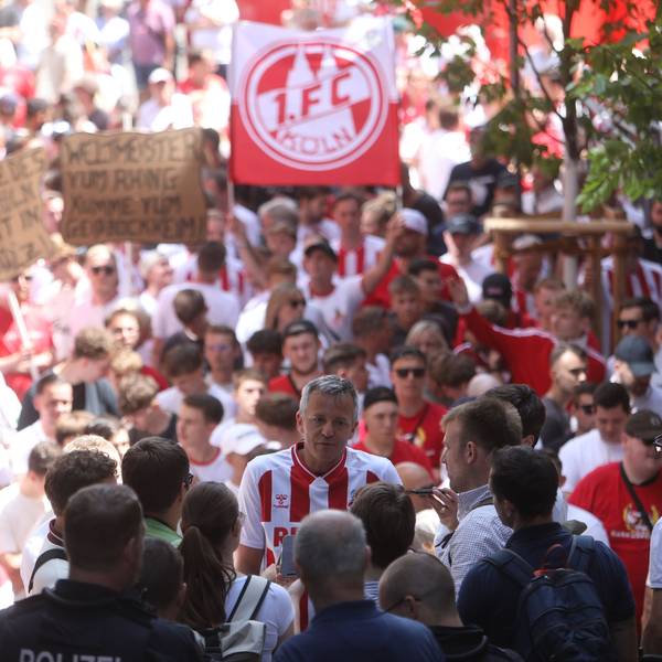 03.07.2025, Köln: Geschäftsführer Philipp Türoff war dabei: Aufruf des 1. FC Köln an seine Fans zum Protest vor dem Kölner Rathaus. Dort findet heute eine Sitzung des Stadtrates statt., inhaltich geht es um die neue Eskalation im Streit um die Ausbaupläne am Geißbockheim. Foto: Arton Krasniqi